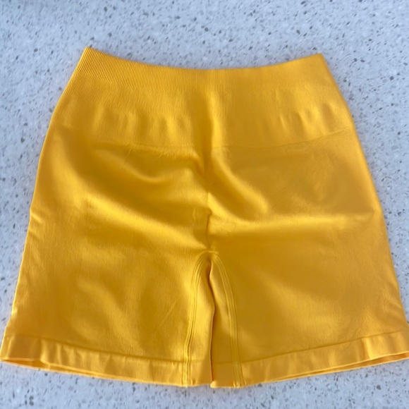 BNWT Aurola Intensify Short in Lemon Chrome size Small - Picture 3 of 3
